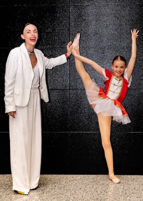 Entrenadora de baile con su alumna